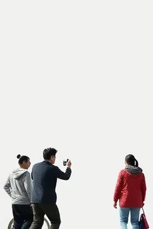 空旷实验室中的环形麦克风阵列，地面反着冷光